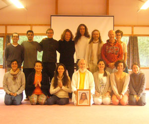 Este é o grupo que recebeu a Terceira Iniciação nas 144 kriyas <br>
          de M.G. Satchidananda no Chateau Fondjouan, próximo a Orleans, <br>
          França, de 22 a 29 Agosto, 2014. (click image to enlarge)