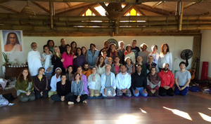 M.G. Satchidananda e 42 participants in Cunha, Brasil, de 14 a 22 de novembro de 2015. Sentados próximos a ele no centro estão Ramani e Narada, os Proprietários do Espaço Flor das Águas”, local de retiro