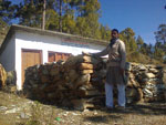El director de la escuela con los materiales de piedra y la escuela (click image to enlarge)